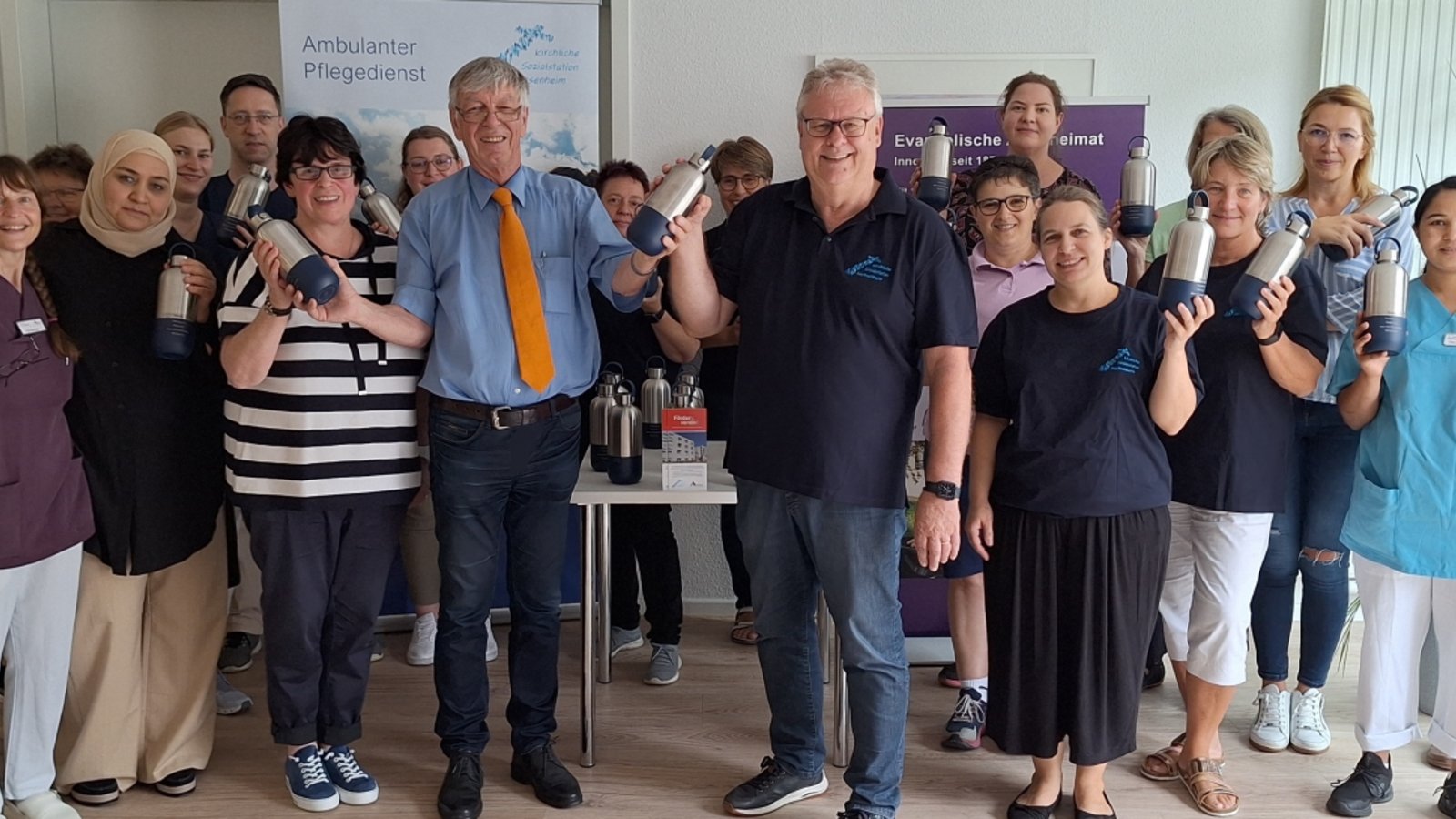 Kühles Wasser auch im Sommer immer griffbereit: Der Förderverein der Sozialstation beschafft isolierte Flaschen für die Pflegekräfte.  Foto: Glemser