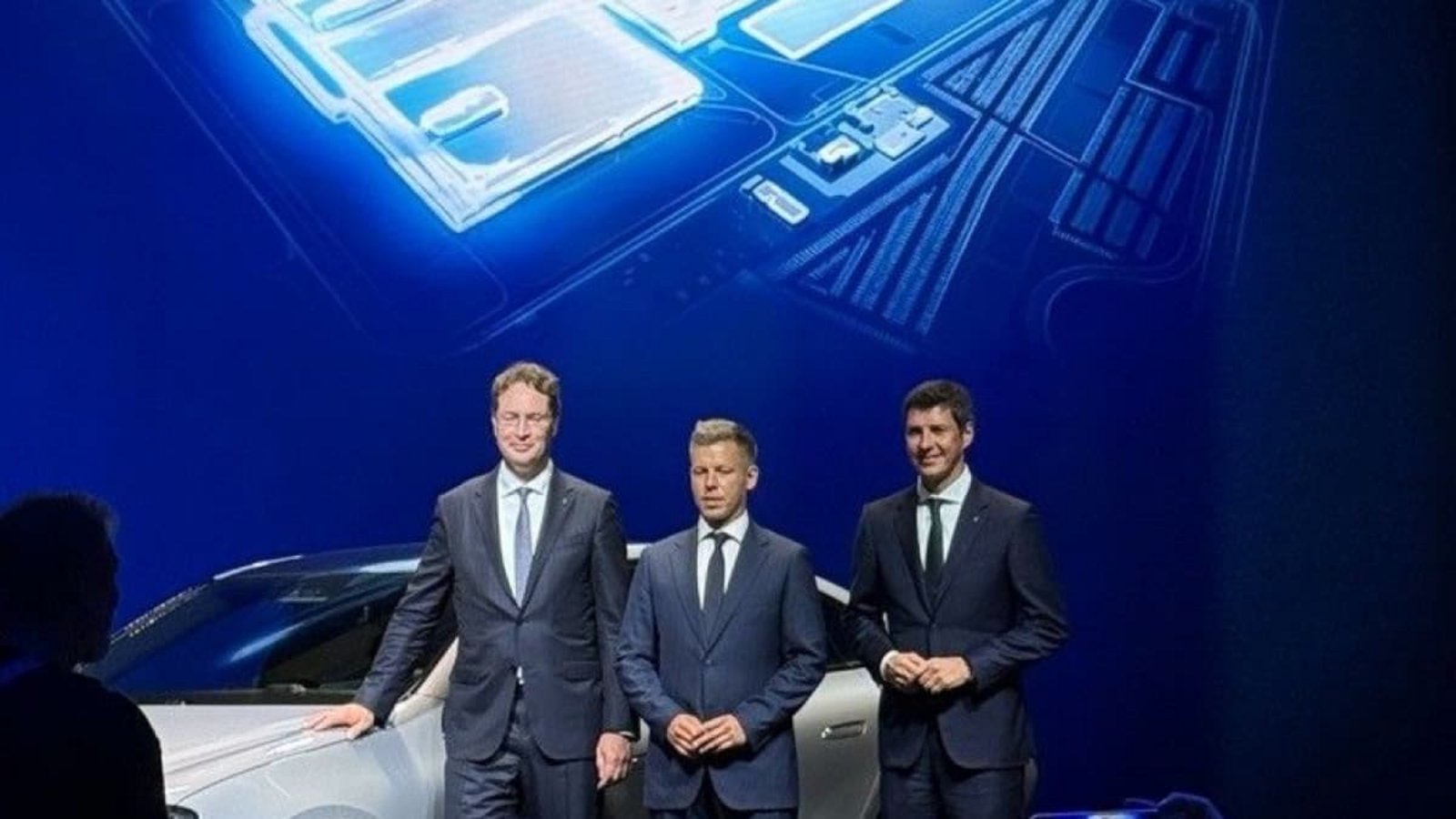 Bei der Eröffnung des erweiterten Mercedes-Werks im ungarischen Kecskemét: Mercedes-Chef Ola Källenius, Ungarns Ministerpräsident Peter Magyar und Mercedes-Produktionsvorstand Michael Schiebe (v.li.).dpa Bei der Eröffnung des erweiterten Mercedes-Werks im ungarischen Kecskemét: Mercedes-Chef Ola Källenius, Ungarns Ministerpräsident Peter Magyar und Mercedes-Produktionsvorstand Michael Schiebe (v.li.).dpa