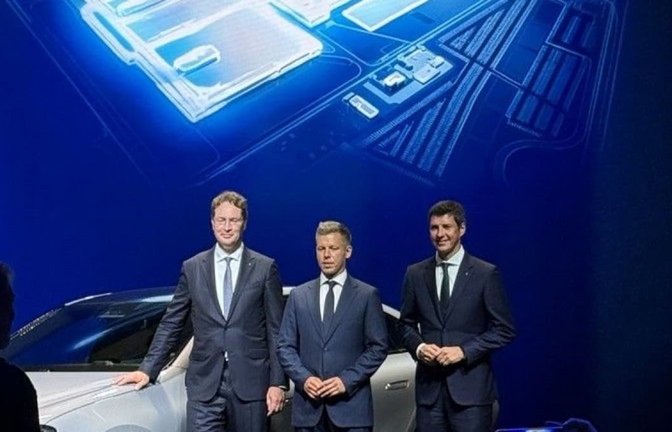 Bei der Eröffnung des erweiterten Mercedes-Werks im ungarischen Kecskemét: Mercedes-Chef Ola Källenius, Ungarns Ministerpräsident Peter Magyar und Mercedes-Produktionsvorstand Michael Schiebe (v.li.).<span class='image-autor'>dpa</span>