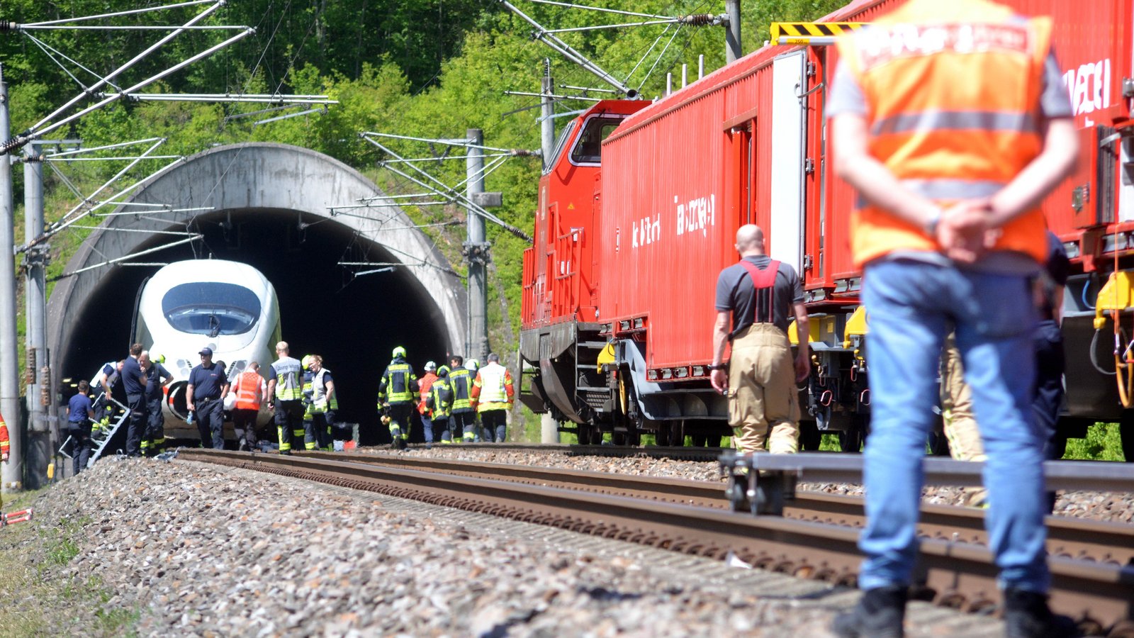 Großeinsatz am Burgbergtunnel: Über 200 Rettungskräfte simulieren bei der Katastrophenschutz-Übung bei Illingen die Rettung von Menschen aus einem liegengebliebenen ICE. Fotos: Stahlfeld Großeinsatz am Burgbergtunnel: Über 200 Rettungskräfte simulieren bei der Katastrophenschutz-Übung bei Illingen die Rettung von Menschen aus einem liegengebliebenen ICE. Fotos: Stahlfeld