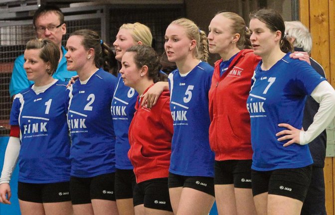 Eine eingeschworene Truppe muss man sein: Die Faustballerinnen des TV Vaihingen mit Corinne Meyer, der pausierenden Marie-Therese Rothmaier, Stefanie Späth, Maximiliane Frölich, Natalie Lochmahr, Christina Koch und Eva Grözinger (von links) müssen ein Spiel und einige Sätze auf den TV Segnitz oder den TSV Gärtringen aufholen, um auch nächste Saison noch in der 1. Bundesliga Süd zu spielen. Foto: Archiv/Nachreiner