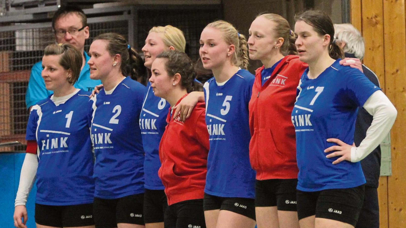 Eine eingeschworene Truppe muss man sein: Die Faustballerinnen des TV Vaihingen mit Corinne Meyer, der pausierenden Marie-Therese Rothmaier, Stefanie Späth, Maximiliane Frölich, Natalie Lochmahr, Christina Koch und Eva Grözinger (von links) müssen ein Spiel und einige Sätze auf den TV Segnitz oder den TSV Gärtringen aufholen, um auch nächste Saison noch in der 1. Bundesliga Süd zu spielen. Foto: Archiv/Nachreiner Eine eingeschworene Truppe muss man sein: Die Faustballerinnen des TV Vaihingen mit Corinne Meyer, der pausierenden Marie-Therese Rothmaier, Stefanie Späth, Maximiliane Frölich, Natalie Lochmahr, Christina Koch und Eva Grözinger (von links) müssen ein Spiel und einige Sätze auf den TV Segnitz oder den TSV Gärtringen aufholen, um auch nächste Saison noch in der 1. Bundesliga Süd zu spielen. Foto: Archiv/Nachreiner