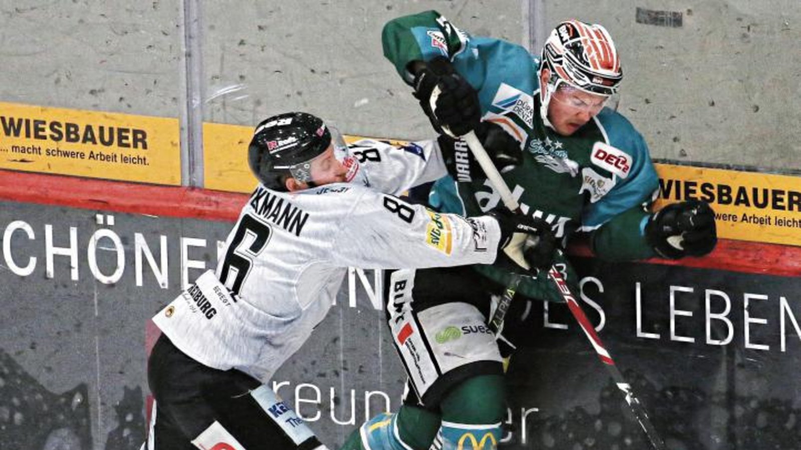 Brett Breitkreuz (rechts), der hier von Freiburgs Alexander Brückmann in die Bande gecheckt wird, war mit zwei Treffern in Landshut maßgeblich am 3:2-Sieg beim EVL beteiligt. Foto: Baumann Brett Breitkreuz (rechts), der hier von Freiburgs Alexander Brückmann in die Bande gecheckt wird, war mit zwei Treffern in Landshut maßgeblich am 3:2-Sieg beim EVL beteiligt. Foto: Baumann