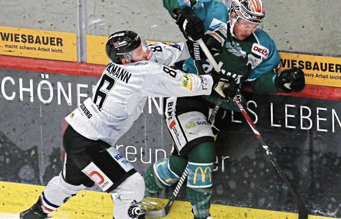 Brett Breitkreuz (rechts), der hier von Freiburgs Alexander Brückmann in die Bande gecheckt wird, war mit zwei Treffern in Landshut maßgeblich am 3:2-Sieg beim EVL beteiligt. Foto: Baumann
