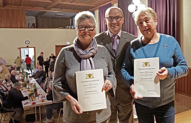 Inge Johanna Pfeiffer (links) und Heidrun Sylvia Weyandt (rechts) sind auf Initiative der Gemeinde und Bürgermeister Harald Eiberger (Mitte) beim Senioren-Weihnachtsfeier mit der Ehrennadel des Landes ausgezeichnet worden.  Foto: Friedrich