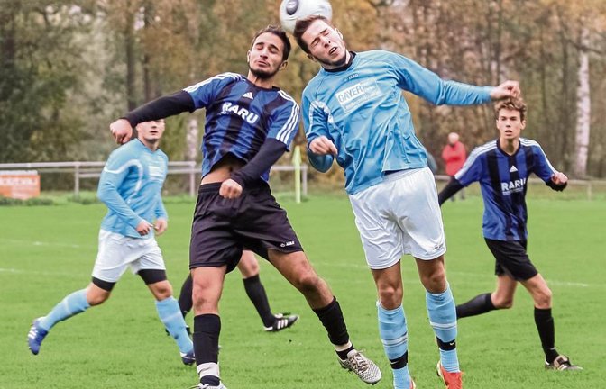 Gegen Nussdorfs Thorsten Josenhans zeigt sich Tomas Karabas (links) im Luftkampf ebenbürtig. Wie wird es Sonntag gegen Sersheim?   Foto: Simecek