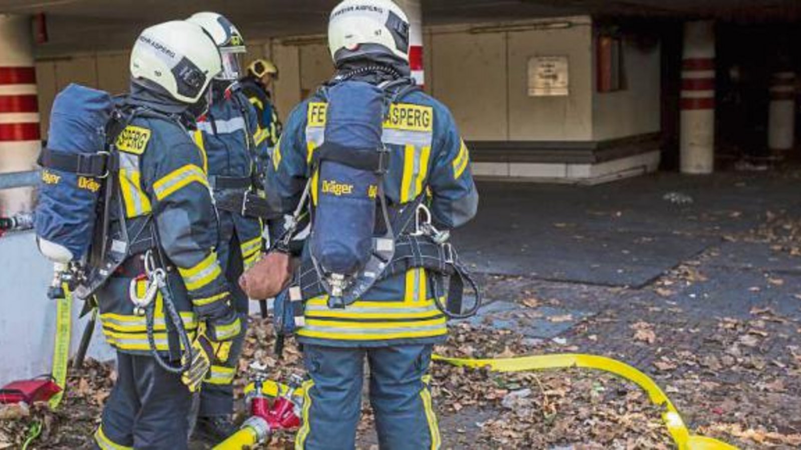 Wasser hat einen Kurzschluss verursacht: Langwieriger Einsatz für die Feuerwehren in der Königstraße in Asperg. Foto: Schmalz/7aktuell