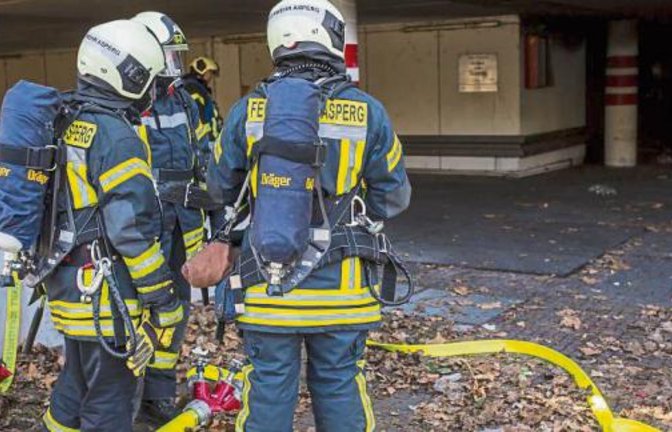 Wasser hat einen Kurzschluss verursacht: Langwieriger Einsatz für die Feuerwehren in der Königstraße in Asperg. Foto: Schmalz/7aktuell