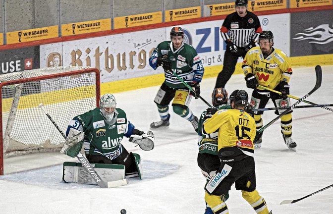Steelers-Goalie Cordy Brenner (links) musste gegen die Tölzer Löwen fünf Mal hinter sich greifen. Foto: Baumann