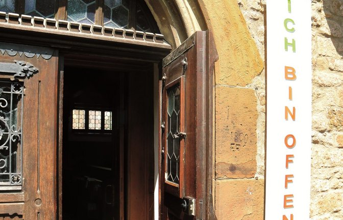Ein Banner an der Martinskirche in Roßwag weist darauf hin, dass das Gotteshaus Besuchern in den Sommermonaten offensteht. <span class='image-autor'>Fotos: Rieger</span>