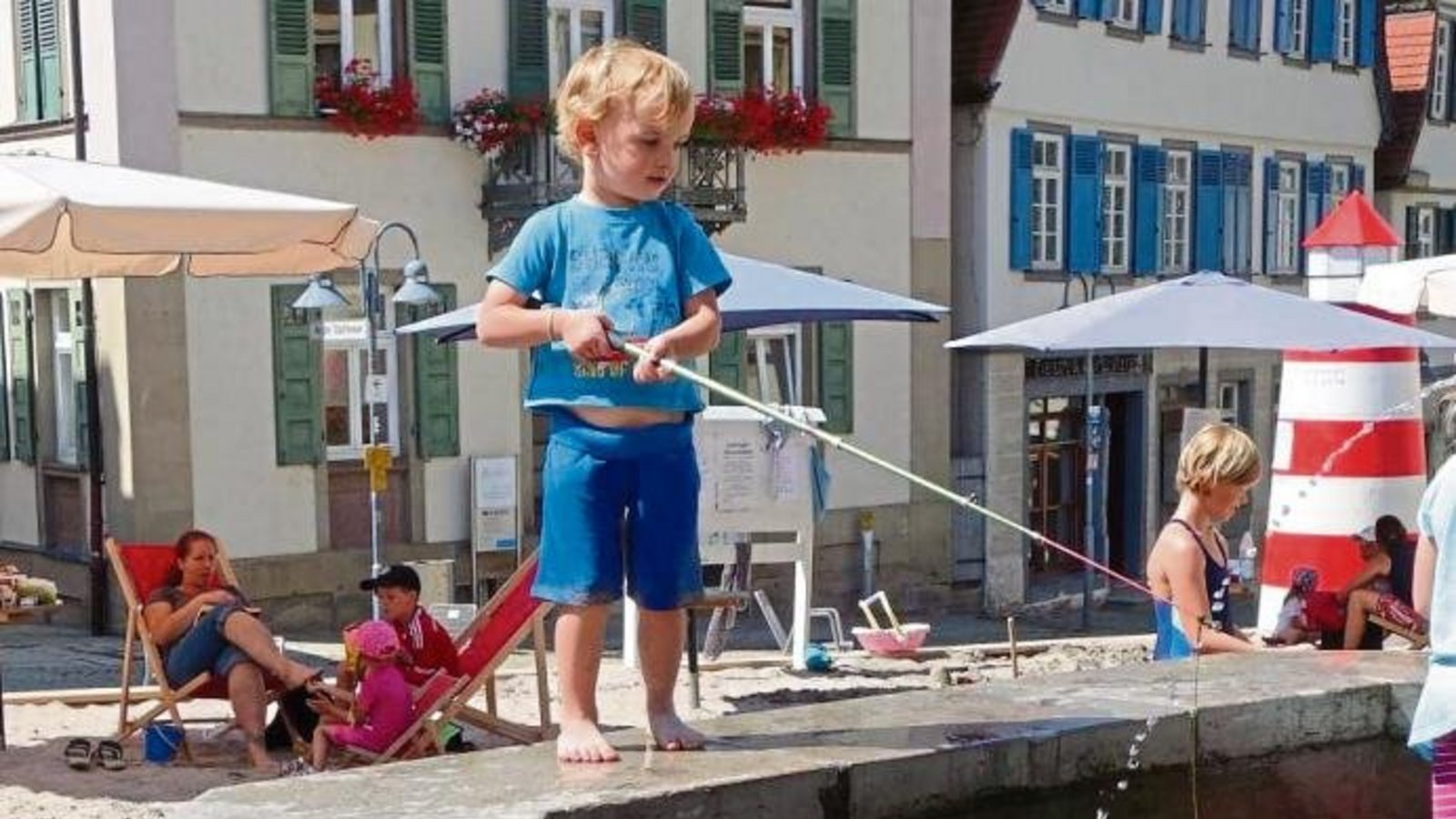 Petri Heil! Louis hat aus dem Vaihinger Strandleben-Ozean mit seiner Kinderangel vermutlich einen Rotbarsch gefischt. Foto: Rücker Petri Heil! Louis hat aus dem Vaihinger Strandleben-Ozean mit seiner Kinderangel vermutlich einen Rotbarsch gefischt. Foto: Rücker
