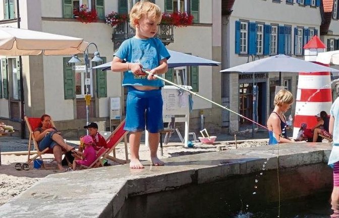 Petri Heil! Louis hat aus dem Vaihinger Strandleben-Ozean mit seiner Kinderangel vermutlich einen Rotbarsch gefischt. Foto: Rücker