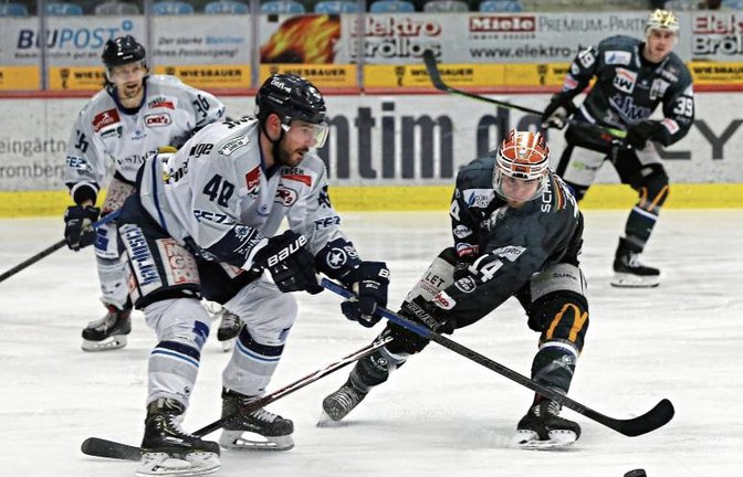 Nick Huard ist beim 5:2 seiner Dresdner kaum zu stoppen – auch nicht von Bietigheims Benjamin Zientek. Der Eislöwe erzielt alleine drei Treffer. Foto: Baumann