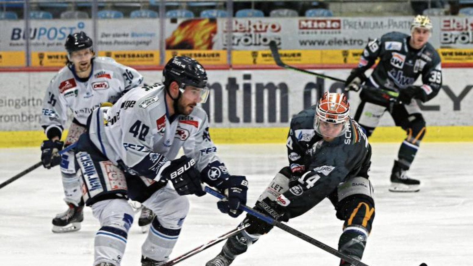Nick Huard ist beim 5:2 seiner Dresdner kaum zu stoppen – auch nicht von Bietigheims Benjamin Zientek. Der Eislöwe erzielt alleine drei Treffer. Foto: Baumann Nick Huard ist beim 5:2 seiner Dresdner kaum zu stoppen – auch nicht von Bietigheims Benjamin Zientek. Der Eislöwe erzielt alleine drei Treffer. Foto: Baumann