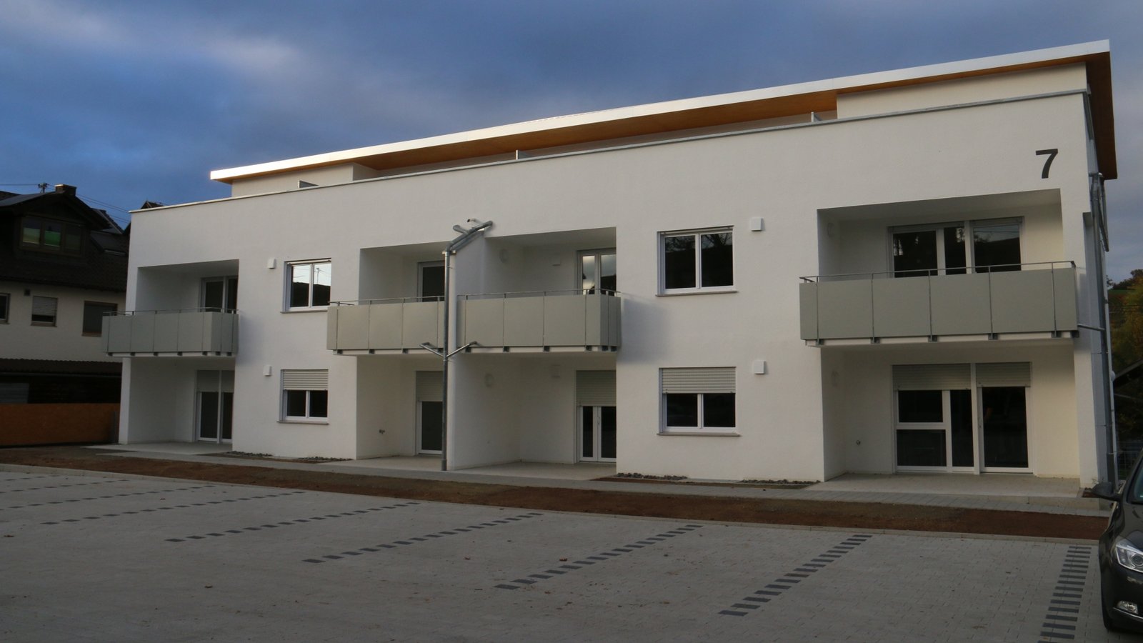 Rund 20 Parkplätze befinden sich vor dem Mehrfamilienhaus, das zunächst als Unterkunft dient. Rund 20 Parkplätze befinden sich vor dem Mehrfamilienhaus, das zunächst als Unterkunft dient.