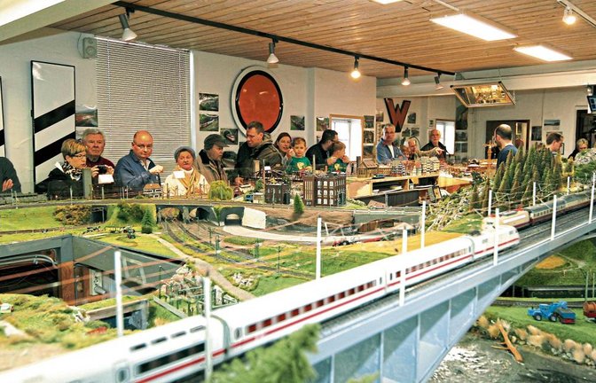 Eine große Zahl von Besuchern interessierte sich am Wochenende für die Welt der Miniaturbahnen bei der Ausstellung der Modelleisenbahner in Mühlacker. Im Vordergrund auf der Schnellfahrstrecke zwei Fernreisezüge aus der Frühzeit des ICE.  Foto: Kollros