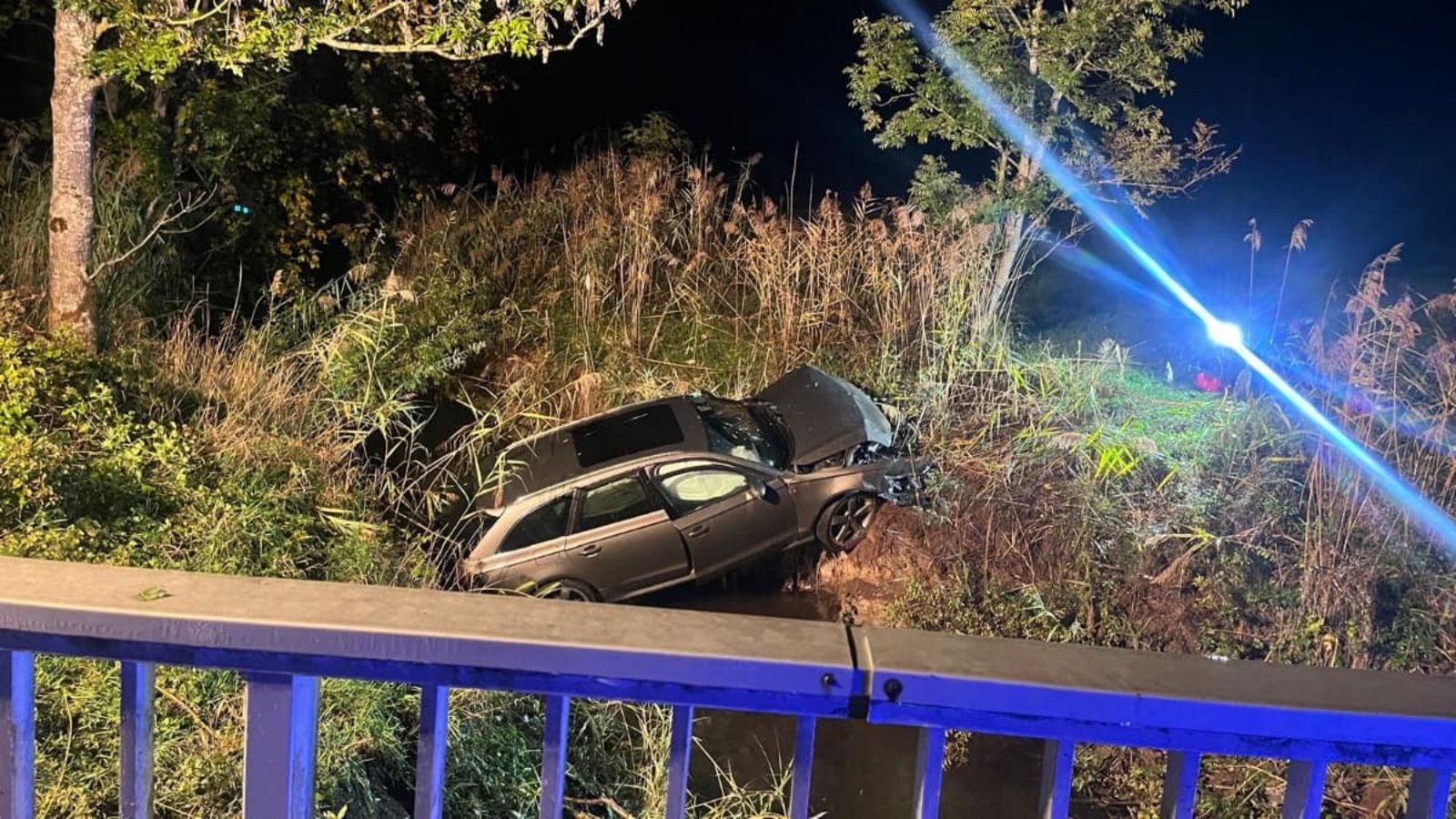 In der Gemeinde Dietingen wurde ein Autofahrer nach einem Sturz in den Schwarzenbach vermisst. Eine Wärmebildkamera half dabei, den Mann rund 100 Meter entfernt zu finden.Gesamtfeuerwehr Dietingen In der Gemeinde Dietingen wurde ein Autofahrer nach einem Sturz in den Schwarzenbach vermisst. Eine Wärmebildkamera half dabei, den Mann rund 100 Meter entfernt zu finden.Gesamtfeuerwehr Dietingen