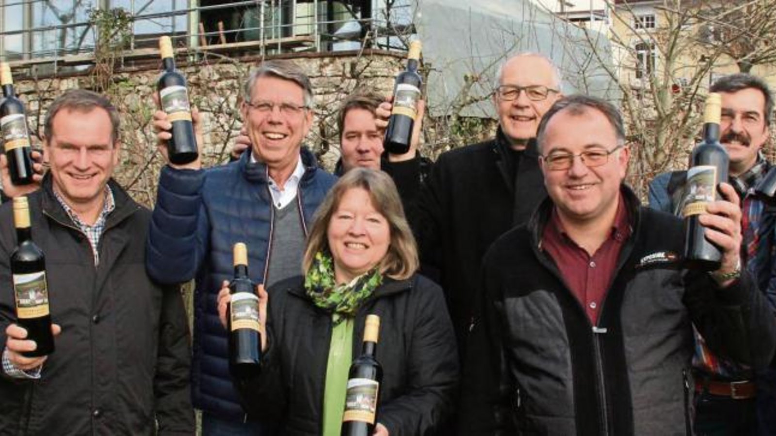 Pfarrer Michael Wanner (Vierter von rechts) freut sich mit den Vertretern der Weinbaubetriebe über die Foyer-Cuvée. Foto: Rostek Pfarrer Michael Wanner (Vierter von rechts) freut sich mit den Vertretern der Weinbaubetriebe über die Foyer-Cuvée. Foto: Rostek