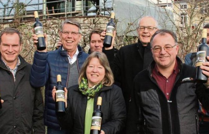 Pfarrer Michael Wanner (Vierter von rechts) freut sich mit den Vertretern der Weinbaubetriebe über die Foyer-Cuvée. Foto: Rostek