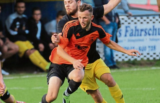 Fatos Isafi (links) wird von Riets Kevin Stotz unsanft zu Fall gebracht. Beide Defensiven standen im Stadtduell des Pokals sicher. Foto: Nachreiner