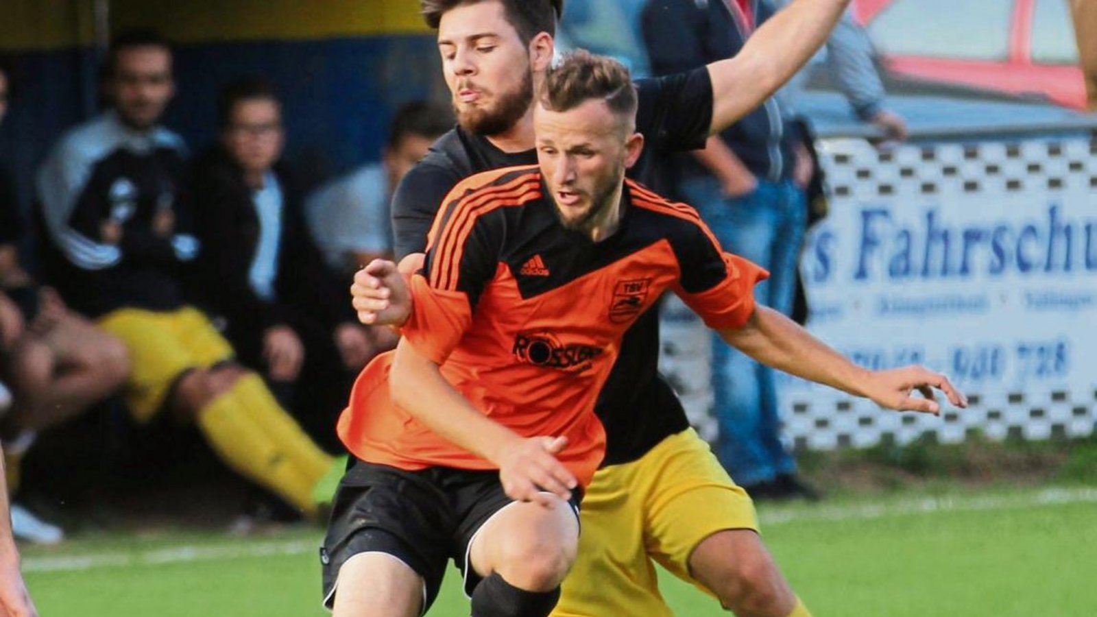 Fatos Isafi (links) wird von Riets Kevin Stotz unsanft zu Fall gebracht. Beide Defensiven standen im Stadtduell des Pokals sicher. Foto: Nachreiner
