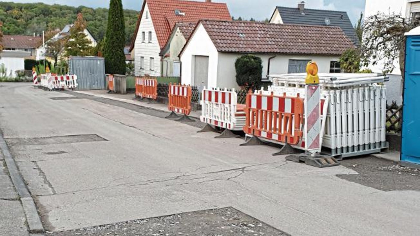 In der Hölderlinstraße in Kleinglattbach werden derzeit neue Trinkwasserleitungen verlegt. Einen Anwohner ärgerte der „Flickenteppich“ im Straßenbelag, der dabei entstand, und er fragte sich und die VKZ, warum nur teilweise saniert wird. Grund ist, so die Stadtverwaltung Vaihingen auf Nachfrage, dass die Maßnahme nie als Vollausbau geplant gewesen ist. Und nur bei einem solchen wird auch der Belag komplett ausgetauscht. Ein vollständiger Straßenausbau wäre allerdings deutlich teurer als der jetzt vorgenommene Leitungsaustausch durch den Stätischen Versorgungsbetrieb. Jedoch werde bei solchen Arbeiten immer auch geschaut, ob Schadstellen in der Straße ausgebessert werden müssen. Beim Ortstermin in der Hölderlinstraße vergangene Woche sei anhand des Schadensbilds festgelegt worden, dass noch größere Teile des Straßenbelags zu erneuern sind, heißt es aus dem Rathaus. Eine vollflächige Neuasphaltierung werde das aber nicht. Die Arbeiten sollten gestern beginnen. Foto: Rieger In der Hölderlinstraße in Kleinglattbach werden derzeit neue Trinkwasserleitungen verlegt. Einen Anwohner ärgerte der „Flickenteppich“ im Straßenbelag, der dabei entstand, und er fragte sich und die VKZ, warum nur teilweise saniert wird. Grund ist, so die Stadtverwaltung Vaihingen auf Nachfrage, dass die Maßnahme nie als Vollausbau geplant gewesen ist. Und nur bei einem solchen wird auch der Belag komplett ausgetauscht. Ein vollständiger Straßenausbau wäre allerdings deutlich teurer als der jetzt vorgenommene Leitungsaustausch durch den Stätischen Versorgungsbetrieb. Jedoch werde bei solchen Arbeiten immer auch geschaut, ob Schadstellen in der Straße ausgebessert werden müssen. Beim Ortstermin in der Hölderlinstraße vergangene Woche sei anhand des Schadensbilds festgelegt worden, dass noch größere Teile des Straßenbelags zu erneuern sind, heißt es aus dem Rathaus. Eine vollflächige Neuasphaltierung werde das aber nicht. Die Arbeiten sollten gestern beginnen. Foto: Rieger