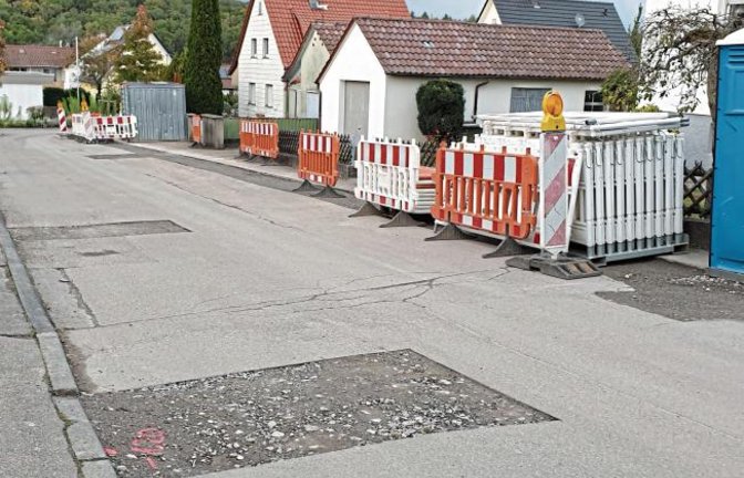 In der Hölderlinstraße in Kleinglattbach werden derzeit neue Trinkwasserleitungen verlegt. Einen Anwohner ärgerte der „Flickenteppich“ im Straßenbelag, der dabei entstand, und er fragte sich und die VKZ, warum nur teilweise saniert wird. Grund ist, so die Stadtverwaltung Vaihingen auf Nachfrage, dass die Maßnahme nie als Vollausbau geplant gewesen ist. Und nur bei einem solchen wird auch der Belag komplett ausgetauscht. Ein vollständiger Straßenausbau wäre allerdings deutlich teurer als der jetzt vorgenommene Leitungsaustausch durch den Stätischen Versorgungsbetrieb. Jedoch werde bei solchen Arbeiten immer auch geschaut, ob Schadstellen in der Straße ausgebessert werden müssen. Beim Ortstermin in der Hölderlinstraße vergangene Woche sei anhand des Schadensbilds festgelegt worden, dass noch größere Teile des Straßenbelags zu erneuern sind, heißt es aus dem Rathaus. Eine vollflächige Neuasphaltierung werde das aber nicht. Die Arbeiten sollten gestern beginnen. Foto: Rieger