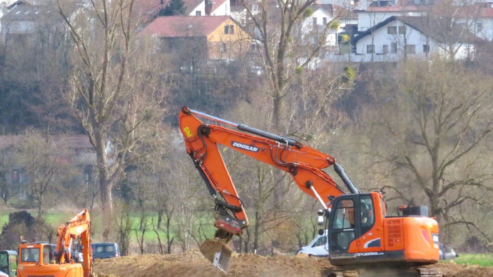 Das Finale der archäologischen Rettungsgrabungen im Galgenfeld scheint gekommen zu sein: Die Suchschlitze werden wieder verfüllt.  Foto: Arning