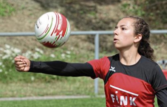 Einen ruhigen Arm brauchen Leoni Modenese und die U 16 des TVV.  Foto: Nachreiner