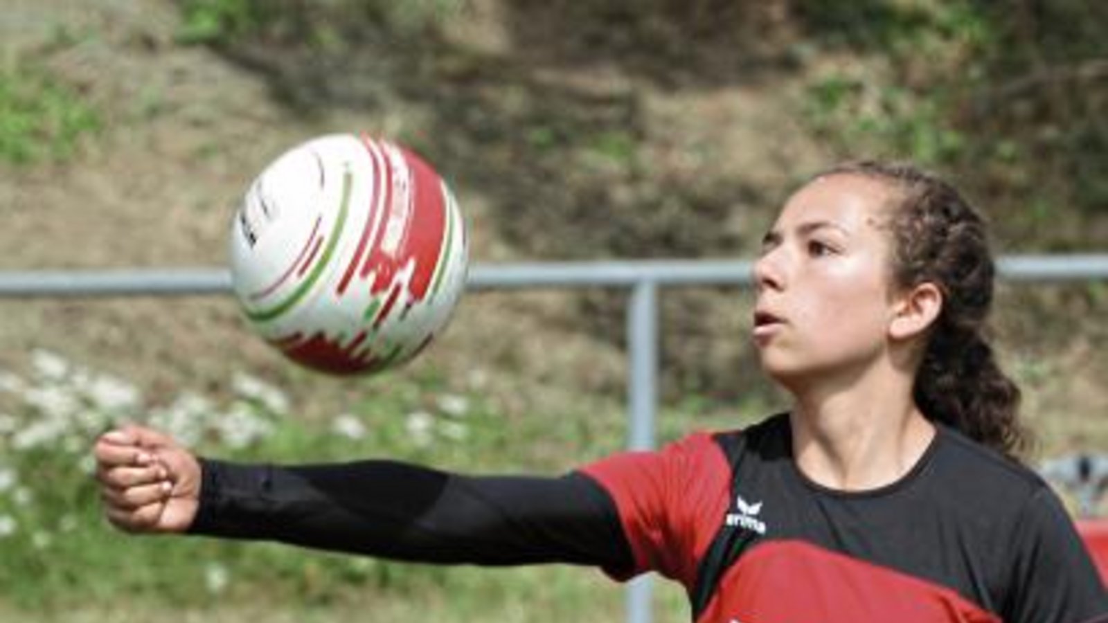 Einen ruhigen Arm brauchen Leoni Modenese und die U 16 des TVV.  Foto: Nachreiner