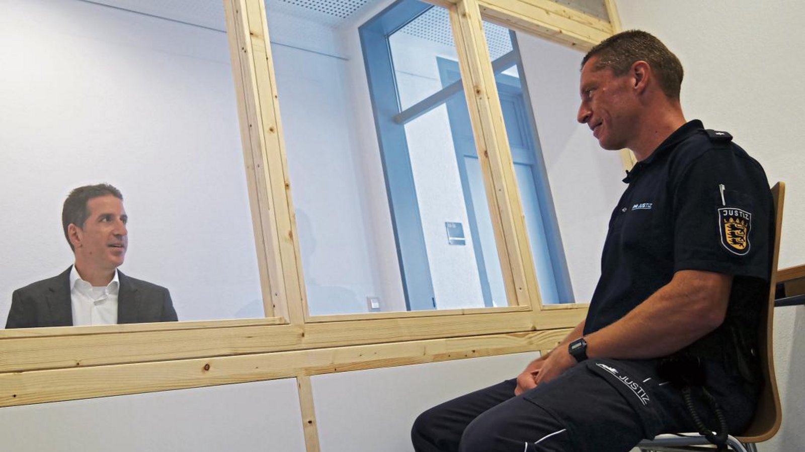 JVA-Leiter Frank Jansen (links) und Mitarbeiter Marco Schraft simulieren eine Gesprächssituation, wie sie bei Besuchen von Gefangenen aktuell in den mit Trennscheiben versehenen Räumen möglich ist. Foto: Friedrich JVA-Leiter Frank Jansen (links) und Mitarbeiter Marco Schraft simulieren eine Gesprächssituation, wie sie bei Besuchen von Gefangenen aktuell in den mit Trennscheiben versehenen Räumen möglich ist. Foto: Friedrich