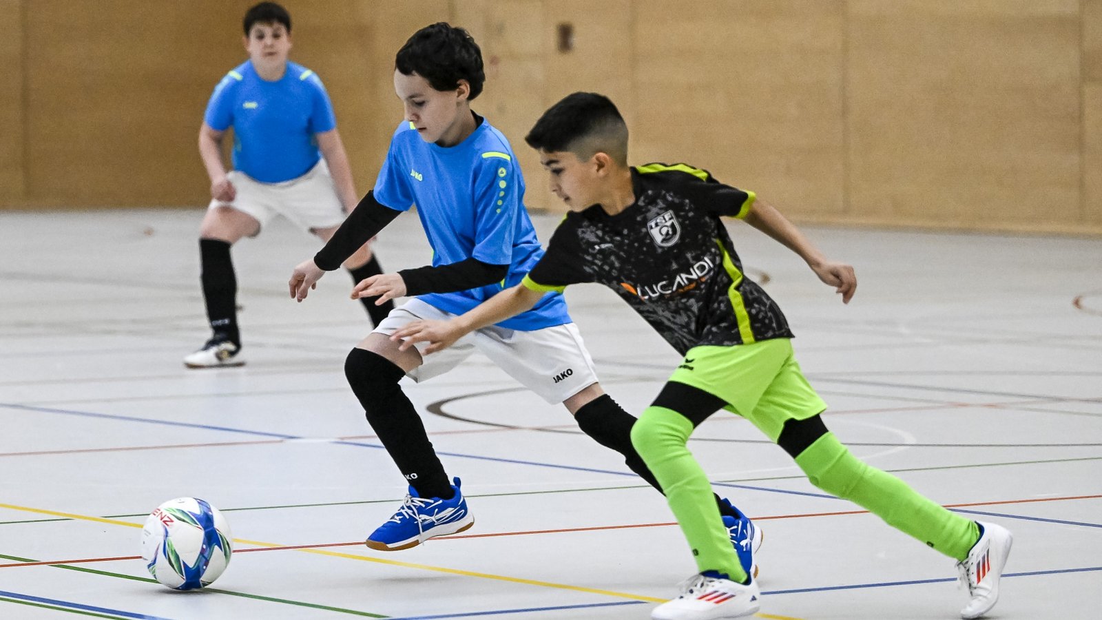 Mit Feuereifer bei der Sache sind die Kicker der SG Vaihingen (blaue Trikots). Foto: Leitner Mit Feuereifer bei der Sache sind die Kicker der SG Vaihingen (blaue Trikots). Foto: Leitner