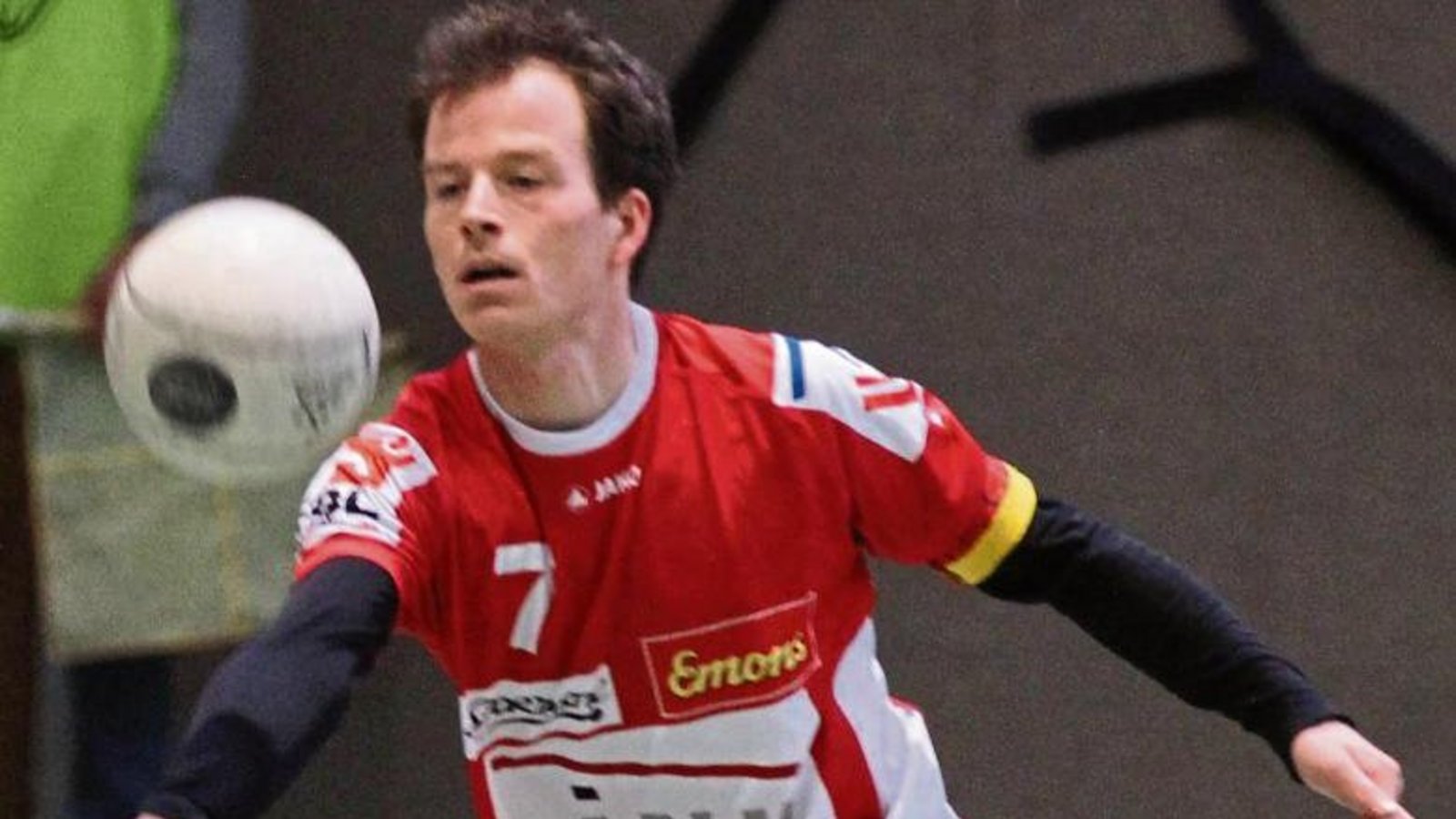 Das Erlaufen von kurzen Bällen war einer der Schwerpunkte für Marco Lochmahr und die TVV-Faustballer im Training in dieser Woche. Foto: Nachreiner Das Erlaufen von kurzen Bällen war einer der Schwerpunkte für Marco Lochmahr und die TVV-Faustballer im Training in dieser Woche. Foto: Nachreiner