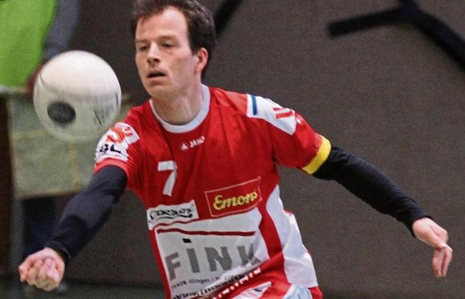 Das Erlaufen von kurzen Bällen war einer der Schwerpunkte für Marco Lochmahr und die TVV-Faustballer im Training in dieser Woche. Foto: Nachreiner