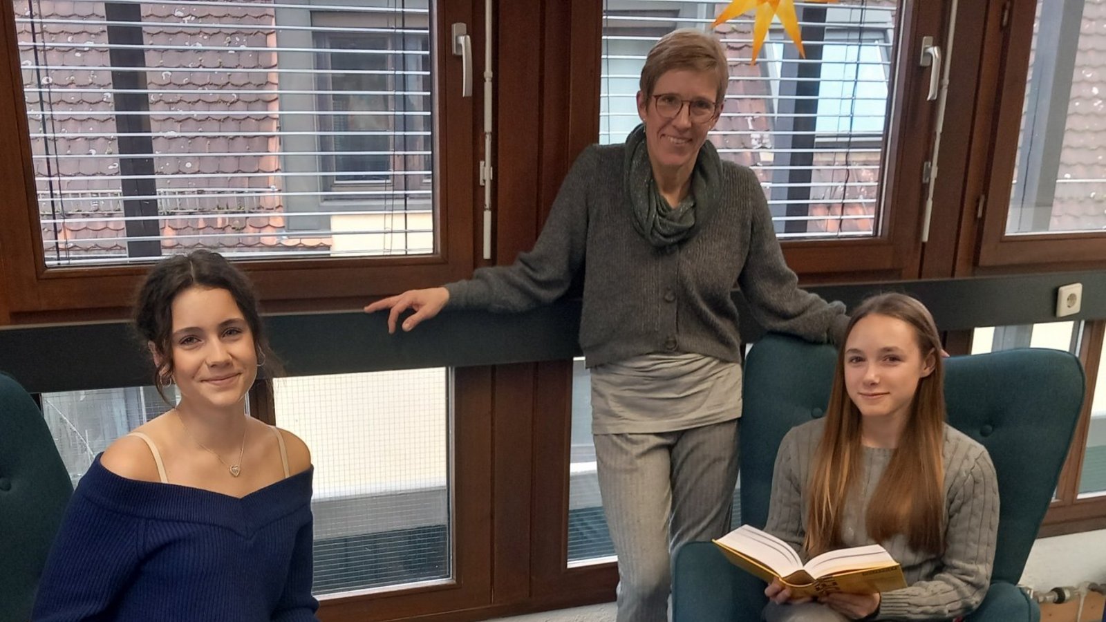 Marlene Heinrich (links) und Souri Rousta (rechts) sind dankbar für die neuen Rückzugsmöglichkeiten, die Sarah Simon-Burger in der Sachsenheimer Stadtbücherei geschaffen hat. Marlene Heinrich (links) und Souri Rousta (rechts) sind dankbar für die neuen Rückzugsmöglichkeiten, die Sarah Simon-Burger in der Sachsenheimer Stadtbücherei geschaffen hat.