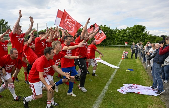 Nach dem entscheidenden Spiel gegen Sternenfels wird gemeinsam mit den Fans gefeiert. <span class='image-autor'>Foto: Leitner</span>