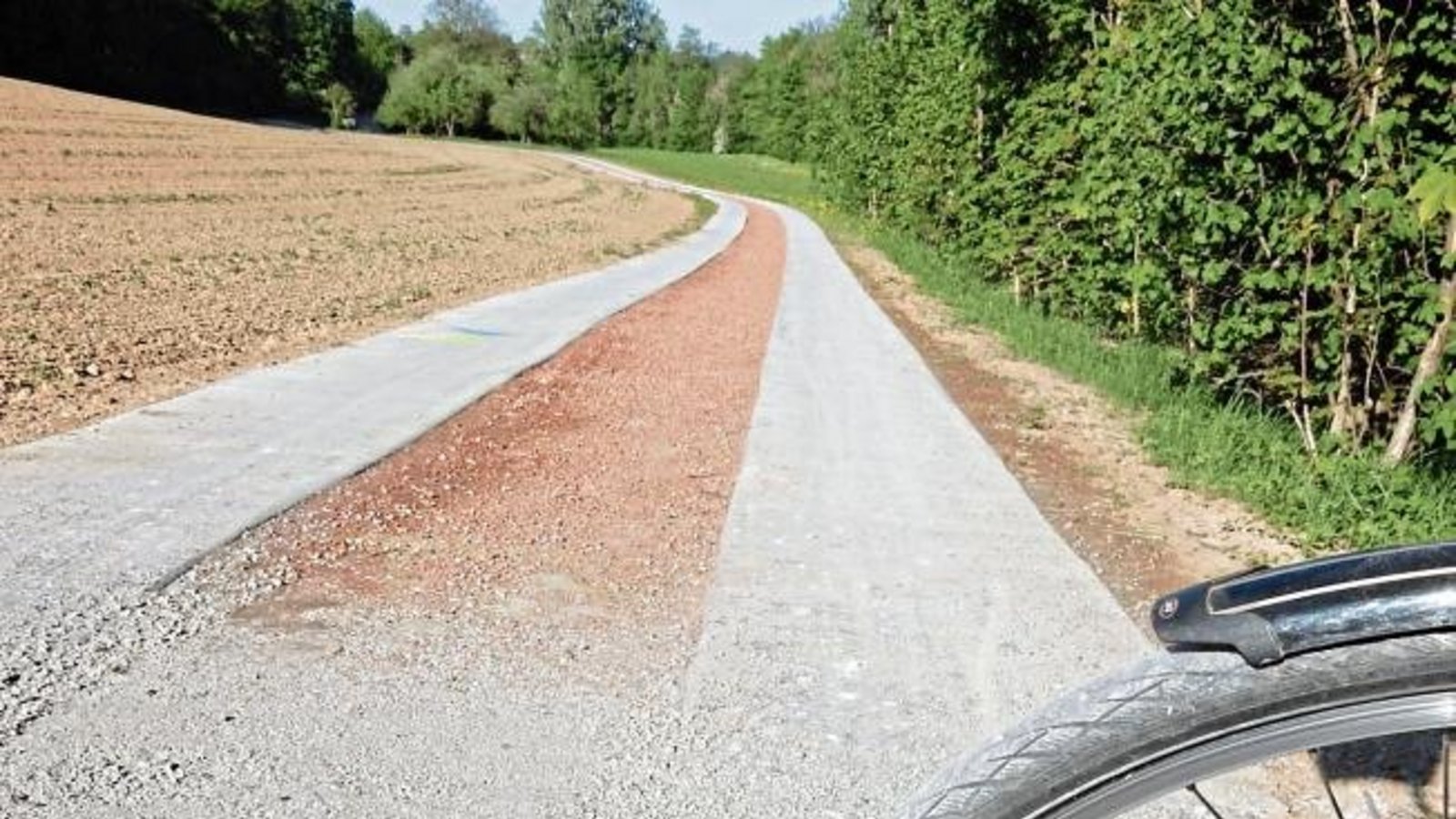 Das hat nichts mit Corona zu tun, aber hier können auch Radler Abstand halten. Neue Spurwegpiste auf dem Enztalradweg zwischen Ober- und Unterriexingen.  Foto: Arning