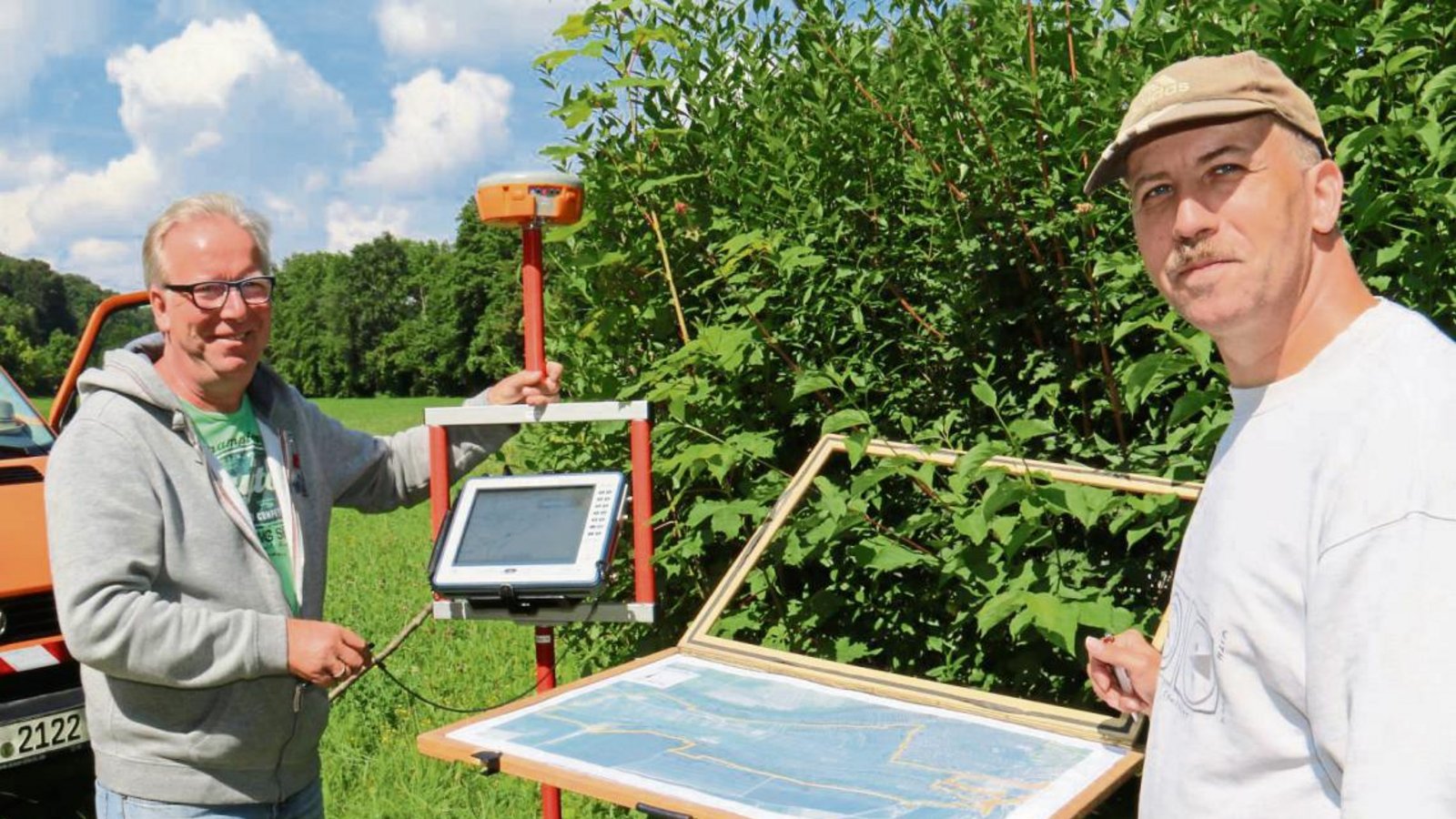 Vermessungstechniker Axel Mechler (rechts) am Feldbuchrahmen und sein Helfer Rainer Maurhoff mit dem GPS-Empfänger.  Fotos: Rücker