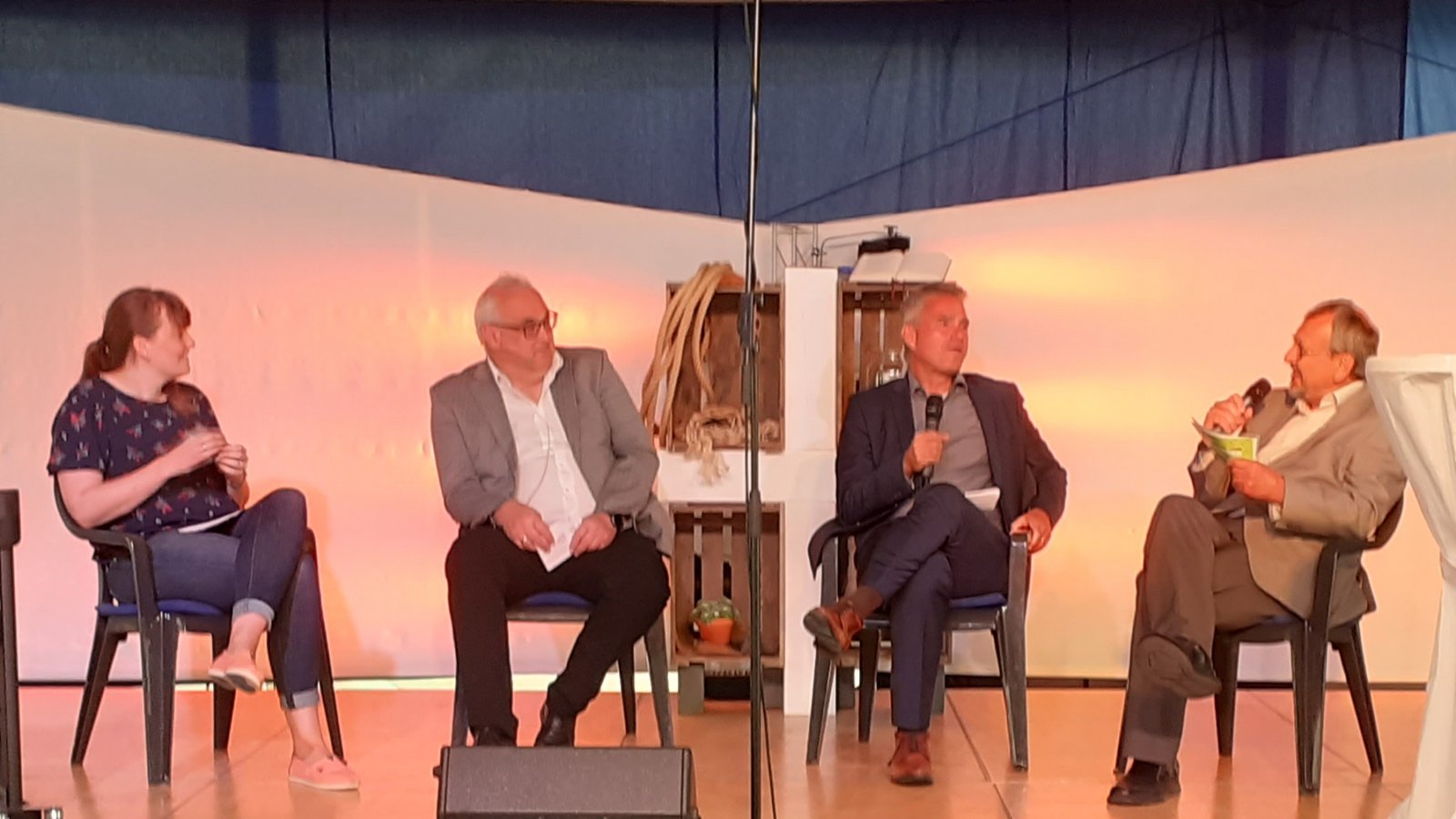 Auch Bürgermeister Holger Albrich (Zweiter von rechts) machte sich in der Podiumsrunde Gedanken zum Zeltkirchen-Motto. Auch Bürgermeister Holger Albrich (Zweiter von rechts) machte sich in der Podiumsrunde Gedanken zum Zeltkirchen-Motto.