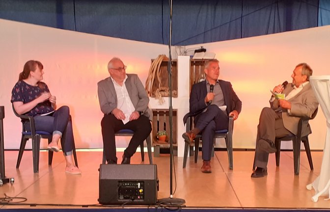 Auch Bürgermeister Holger Albrich (Zweiter von rechts) machte sich in der Podiumsrunde Gedanken zum Zeltkirchen-Motto.