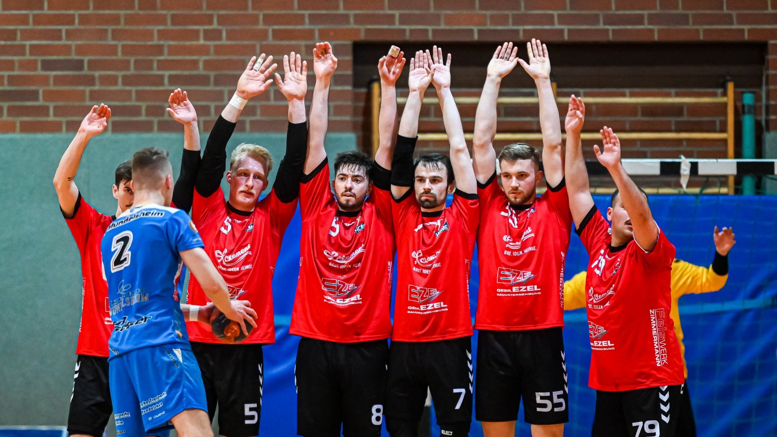 Kaum zu überwinden ist die rote Wand des HC Metter-Enz im letzten Spiel der Saison gegen den Tabellenzweiten TV Mundelsheim II. Foto: Krause