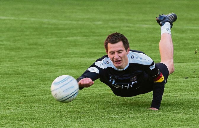 Kapitän Fabian Sagstetter macht sich für die deutsche Nationalmannschaft lang. Die Faustballer holten gegen die Schweiz gestern Abend einen klaren 4:0-Satz-Erfolg unterm Kaltenstein.   Foto: Küppers