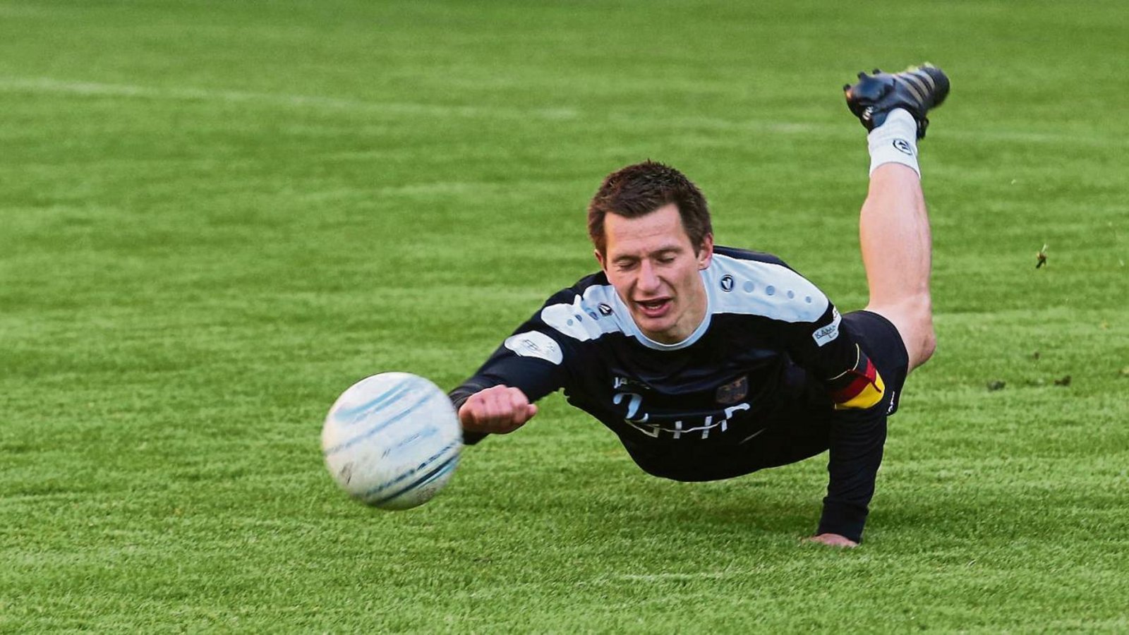 Kapitän Fabian Sagstetter macht sich für die deutsche Nationalmannschaft lang. Die Faustballer holten gegen die Schweiz gestern Abend einen klaren 4:0-Satz-Erfolg unterm Kaltenstein.   Foto: Küppers