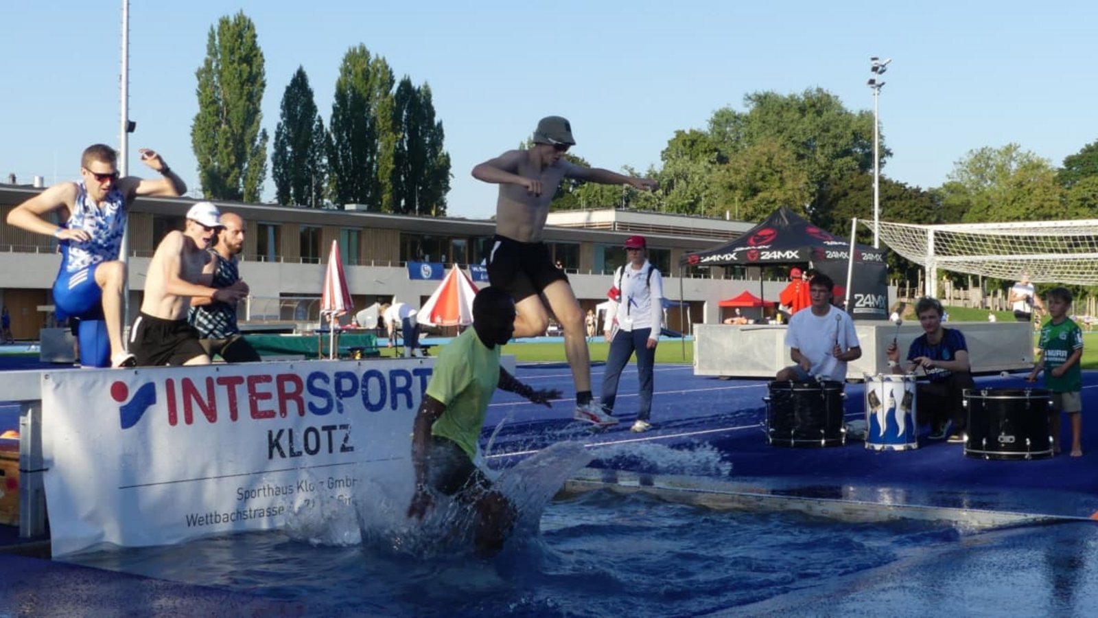 Nicht ganz ungefährliches Hindernis beim Fun Run über 2000 Meter: Am Wasserhindernis kann es rutschig werden.Holger Schmidt Nicht ganz ungefährliches Hindernis beim Fun Run über 2000 Meter: Am Wasserhindernis kann es rutschig werden.Holger Schmidt