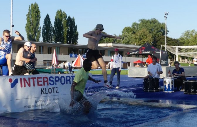 Nicht ganz ungefährliches Hindernis beim Fun Run über 2000 Meter: Am Wasserhindernis kann es rutschig werden.<span class='image-autor'>Holger Schmidt</span>
