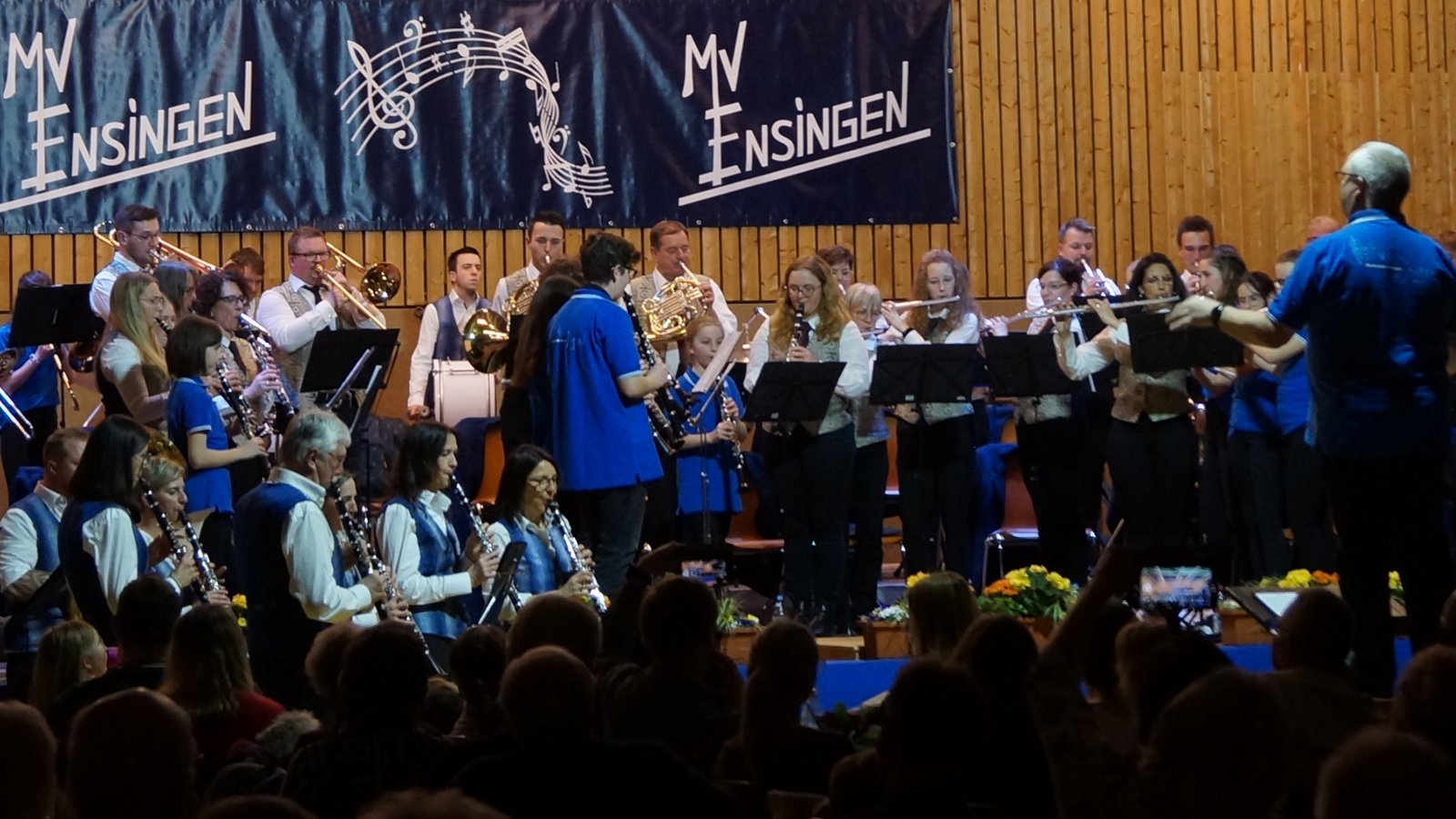 Die Jugendkapelle und das Große Blasorchester aus Ensingen und die Blasmusikkapelle aus Gögglingen gemeinsam auf der Bühne. Foto: Kaiser