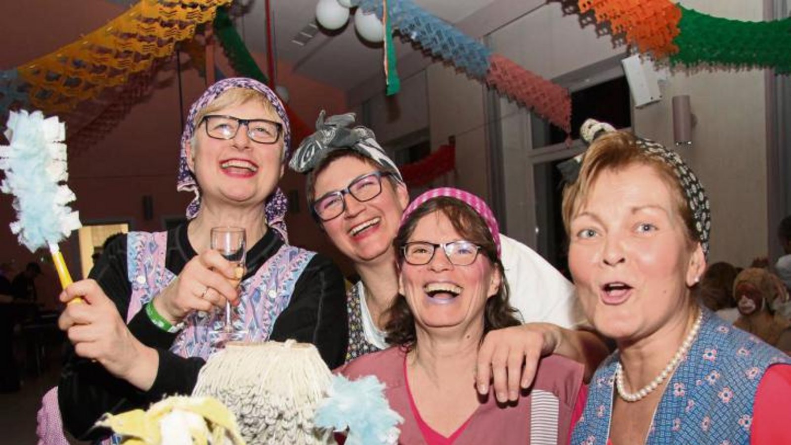Beste Stimmung herrschte am Wochenende bei den Faschingsveranstaltungen in Illingen, Oberriexingen und Zaisersweiher.  Fotos: Banholzer (2), Stahlfeld (3)