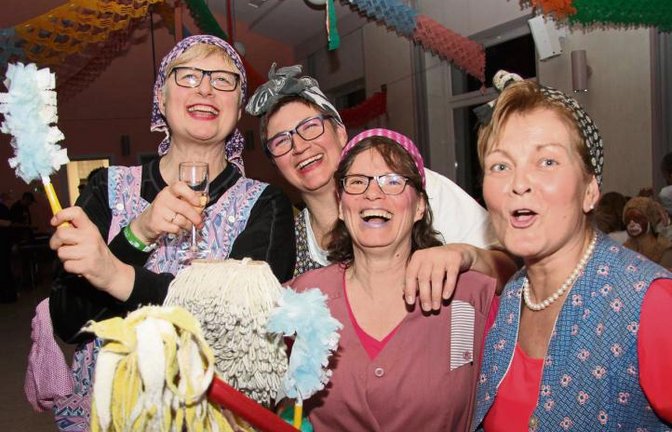 Beste Stimmung herrschte am Wochenende bei den Faschingsveranstaltungen in Illingen, Oberriexingen und Zaisersweiher.  Fotos: Banholzer (2), Stahlfeld (3)