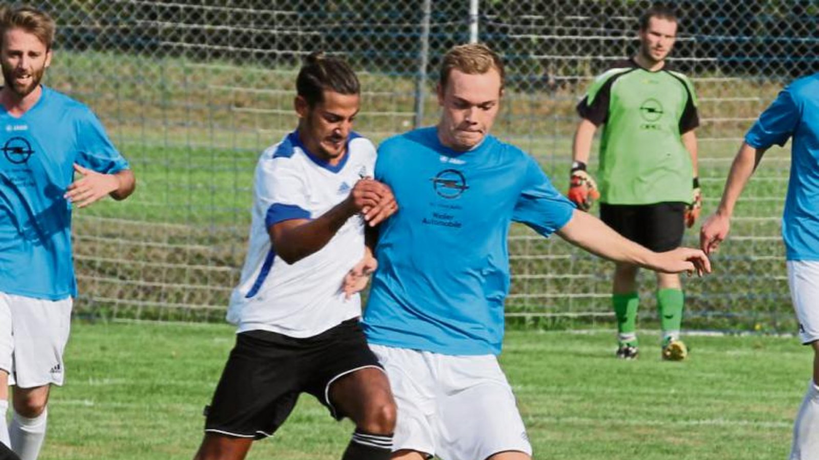 Pascal Hirsch (rechts) attestiert Häfnerhaslachs Trainer Erich Wirth als einem der wenigen Spieler, immer konstant gute Leistungen gebracht zu haben. Foto: Nachreiner Pascal Hirsch (rechts) attestiert Häfnerhaslachs Trainer Erich Wirth als einem der wenigen Spieler, immer konstant gute Leistungen gebracht zu haben. Foto: Nachreiner