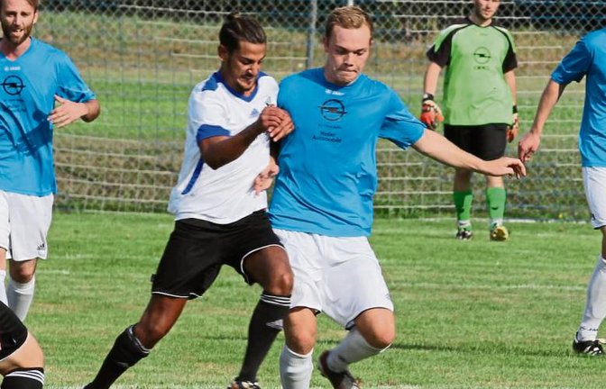 Pascal Hirsch (rechts) attestiert Häfnerhaslachs Trainer Erich Wirth als einem der wenigen Spieler, immer konstant gute Leistungen gebracht zu haben. Foto: Nachreiner